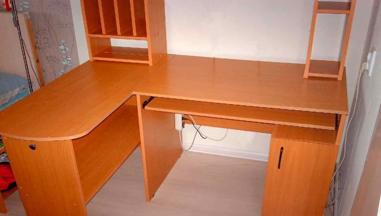 Угловой компьютерный стол с надстройкой или шкафчиками